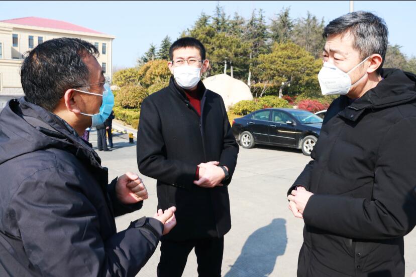 共同戰(zhàn)疫情，慰問(wèn)顯大愛(ài)！嶗山區(qū)建筑業(yè)協(xié)會(huì)會(huì)長(zhǎng)袁永林等慰問(wèn)青島高速疫情防控工作人員(圖1)