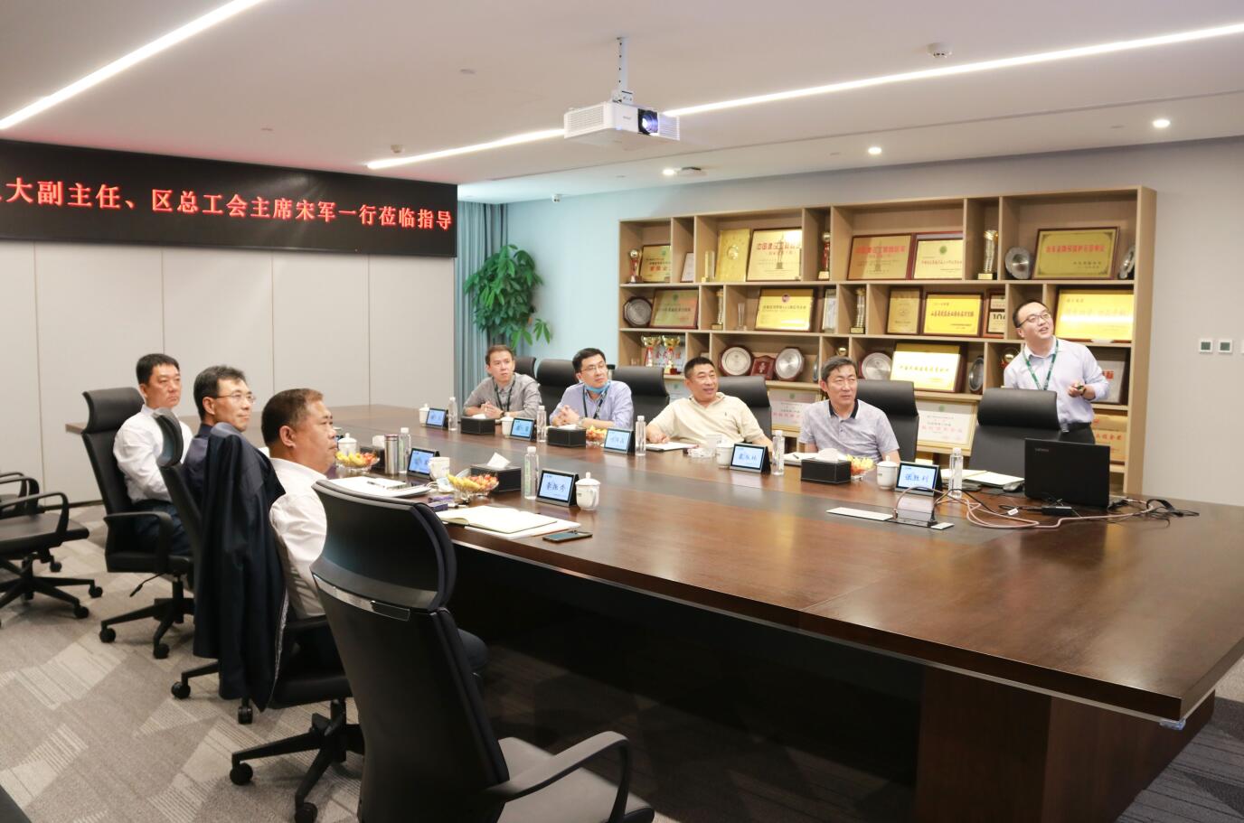 中建聯(lián)合|嶗山區(qū)人大副主任、區(qū)總工會主席宋軍一行蒞臨中建聯(lián)合調(diào)研考察(圖3)