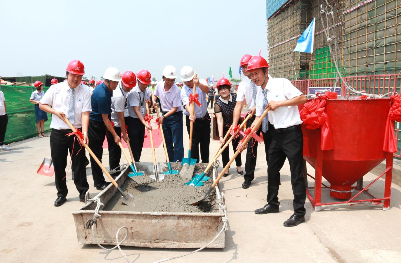 中建聯(lián)合|匠心筑精品-青島空港綜合保稅區(qū)服務(wù)中心項(xiàng)目順利封頂(圖2)