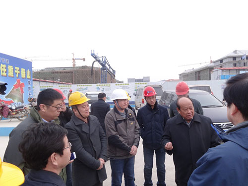 青島市副市長徐振溪視察青島中建聯(lián)合代建的山東大學青島校區(qū)圖書館工程(圖2)