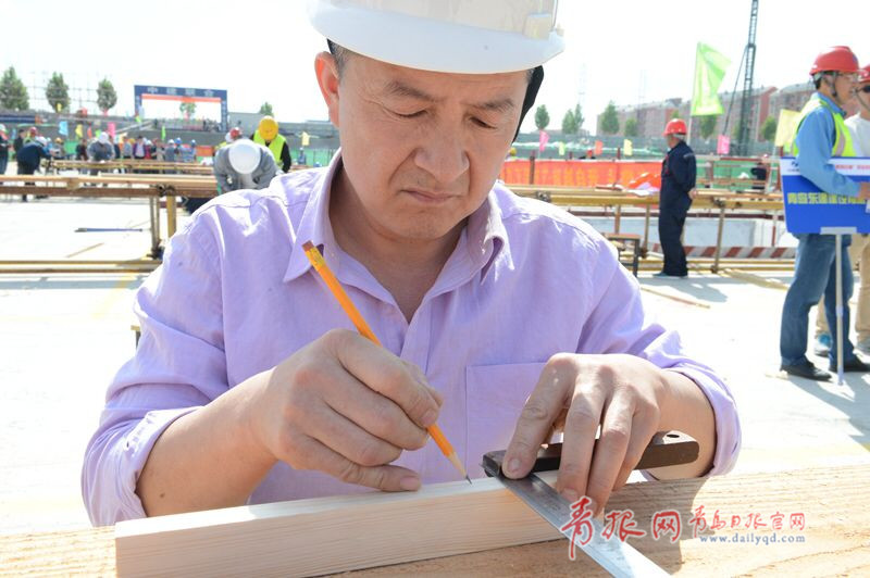 比速度拼質量！青島農(nóng)民工建筑技能大比拼(圖1)