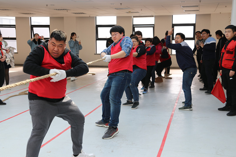 中建聯(lián)合贏得青島市市南區(qū)職工拔河比賽四強(圖1)