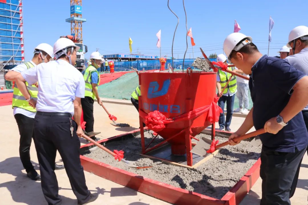 獻(xiàn)禮第38個(gè)教師節(jié)，中建聯(lián)合承建的新三屯小學(xué)綜合樓正式封頂(圖3)