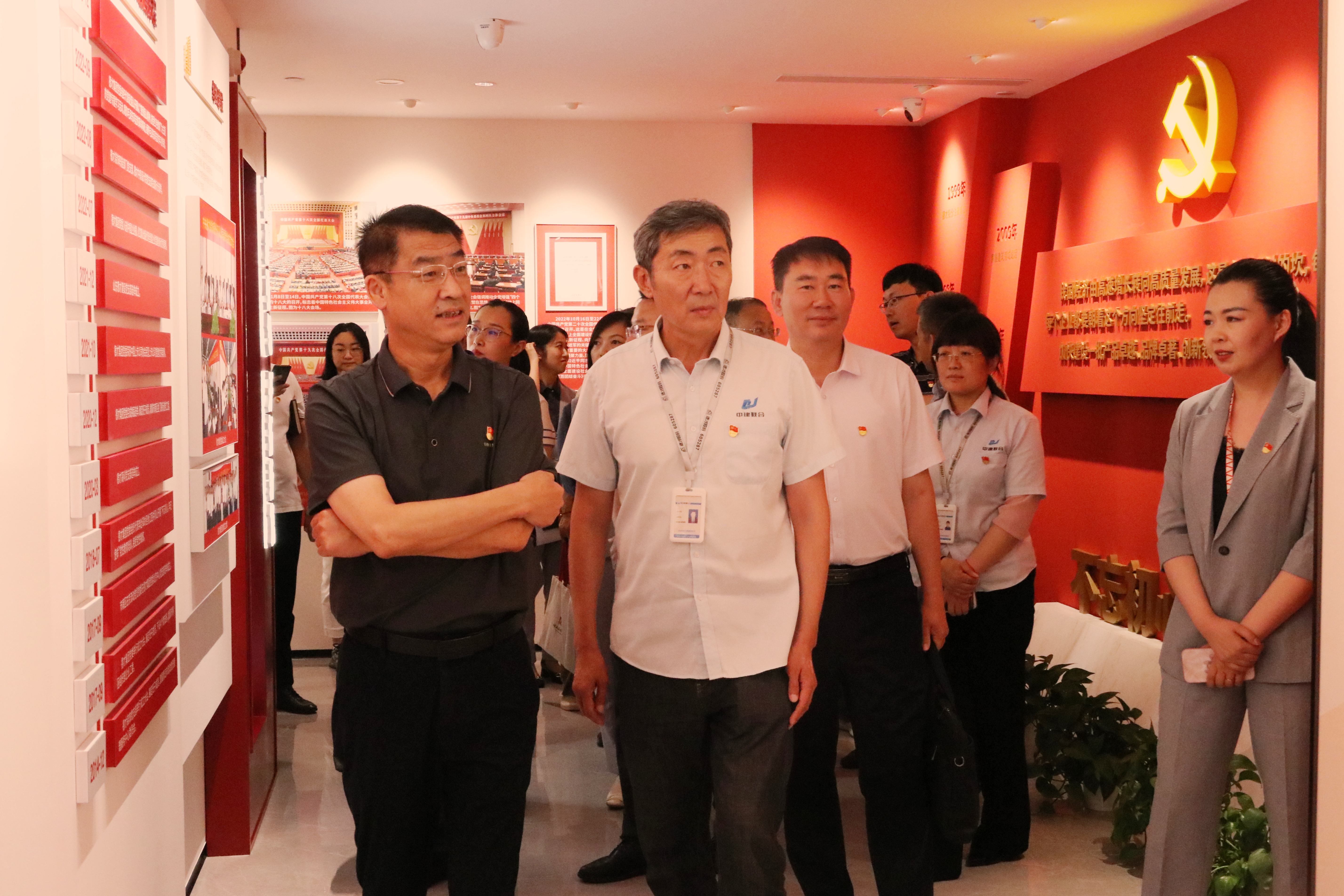 嶗山區(qū)建筑行業(yè)黨委“強(qiáng)黨性、嚴(yán)紀(jì)律、迎七一”先鋒住建·支部圓桌會(huì)在中建聯(lián)合順利召開(圖3)